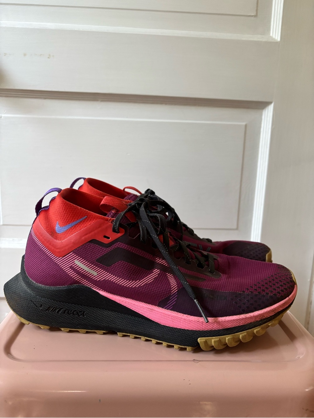 Nike Women’s GORE-TEX Magenta Pink Trail Running Shoes - Picture 2 of 6